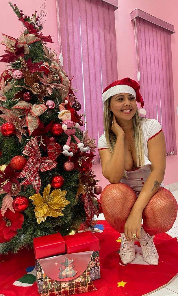 A modelo Nivia Abreu usou as redes sociais para mostrar a montagem da árvore de Natal.