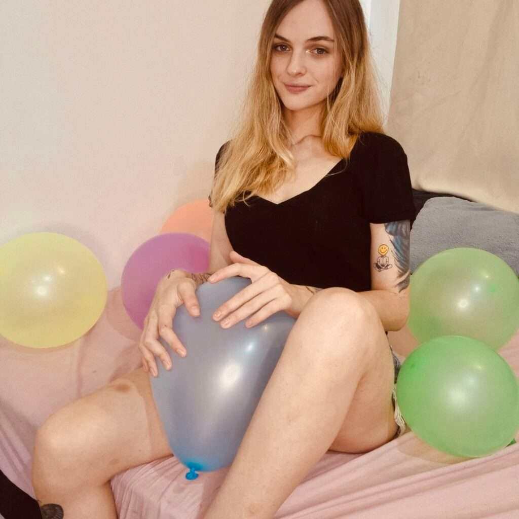 Criadora de conteúdo, Ivy Moon fala sobre o fetiche de clientes por balões.